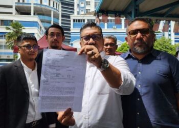 BADROL Hisham Shaharin atau CheguBard menunjukkan laporan polis dibuat di IPD Dang Wangi hari ini.