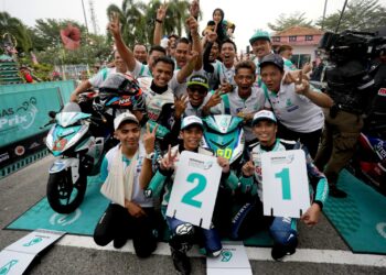 AHMAD Afif Amran (duduk kanan) bersama pasukannya ketika meraikan kemenangannya meraih gelaran Juara CP150 Cub Prix, di Litar Teluk Intan, Ahad lalu.