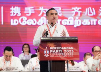 ANTHONY Loke ketika berucap pada Persidangan DAP 2023 di Putrajaya. - UTUSAN/FAISOL MUSTAFA