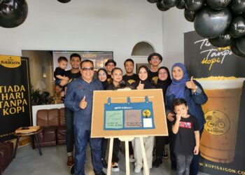 PENGERUSI DAZ Group Resources, Datuk Seri Zuhairi Ab. Kadir (depan, kiri) merasmikan pembukaan Kopi Saigon milik DAZ Group Resources di Indera Mahkota 7 di Kuantan, Pahang.