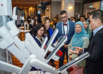 DR. ZALIHA Mustafa (dua dari kanan) mendengar penjelasan mengenai alat pembedahan robotik jenis Da Vinci XI ketika melawat tapak pameran sempena Persidangan Pengurusan Hospital Asia 2023 di Kuala Lumpur, hari ini. - UTUSAN/MUHAMAD IQBAL ROSLI