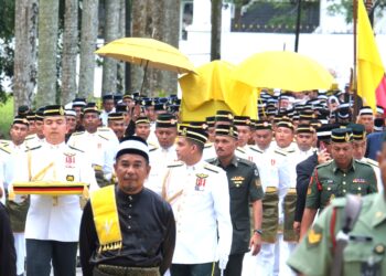 JENAZAH Almarhum dibawa ke Makam Diraja Seri Menanti, Kuala Pilah dari Istana Besar Seri Menanti dengan pedati Diraja.-UTUSAN/BADRUL HAFIZAN MAT ISA.