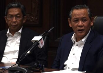 AMINUDDIN Harun (kanan) dalam sidang akhbar selepas mempengerusikan Mesyuarat Mingguan Exco Kerajaan Negeri Sembilan di Wisma Negeri, Seremban hari ini.