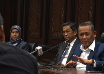 AMINUDDIN Harun pada sidang akhbar selepas mempengerusikan Mesyuarat Mingguan Exco Kerajaan Negeri Sembilan di Wisma Negeri, Seremban hari ini.