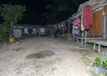 KEADAAN perkampungan  PATI yang diserbu di Puncak Alam, Selangor, Sabtu lalu.