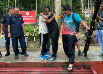 BEBERAPA mangsa berpelukan selepas diselamatkan selepas sesat di Gunung Tebu, Besut, hari ini. 