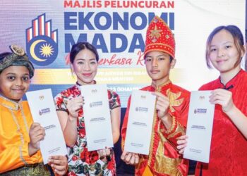 KANAK-KANAK menunjukkan risalah Majlis Peluncuran Memperkasa Ekonomi Madani: Memperkasa Rakyat selepas dirasmikan oleh Perdana Menteri, Datuk Seri Anwar Ibrahim di Kuala Lumpur baru-baru ini. – UTUSAN/FARIZ RUSADIO