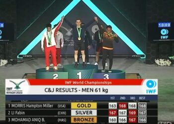 ANIQ Kasdan (kanan) meraih pingat gangsa acara clean & jerk pada Kejohanan Angkat Berat Dunia di Riyadh. - IHSAN FB AYUB RAHMAT