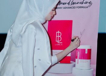 WAN Nur Siti Aishah ketika majlis pelancaran produk baru-baru ini.