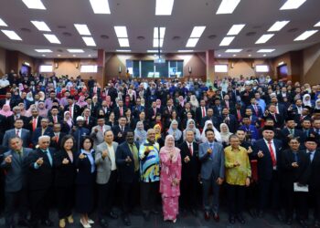 FADHLINA Sidek  bersama peserta Seminar Pendidikan Madani di Universiti Sains Islam Malaysia (USIM), Nilai, semalam. -UTUSAN/MOHD. SHAHJEHAN MAAMIN