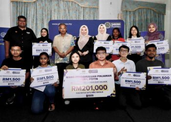 NORLIZA Abdul Rahim (belakang empat dari kiri) bersama penerima Wang Pendahuluan Pinjaman (WPP) ketika majlis penyampaian WPP PTPTN di Pulau Pinang, Jumaat lalu.