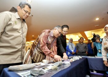 SHAMSUL Anuar Nasarah (dua dari kiri) melawat pameran pada Seminar Lenggong  Geopark 2023 di Ipoh hari ini. - UTUSAN/MUHAMAD NAZREEN SYAH MUSTHAFA