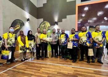MEGAT Hashirat Hassan (enam dari kiri) menerima cenderahati pada Majlis Pembukaan Sesi Penilaian Aspiring Perlis Geopark Ke Arah Penarafan Kebangsaan di Dewan Bankuet Kompleks Kerajaan Negeri, Kangar, Perlis hari ini.- UTUSAN/ASYRAF MUHAMMAD