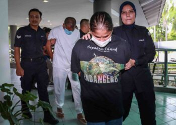 G.S Angela Dewi bersama G.S Vijaya (belakang) meninggalkan  Mahkamah Tinggi Shah Alam, semalam selepas mendengar keputusan pertuduhan terhadap mereka. – UTUSAN/AFIQ RAZALI