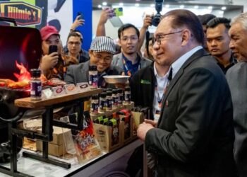 ANWAR Ibrahim melawat gerai pameran selepas merasmikan Global Halal Summit (GHaS) 2023 di Kuala Lumpur baru-baru ini.
