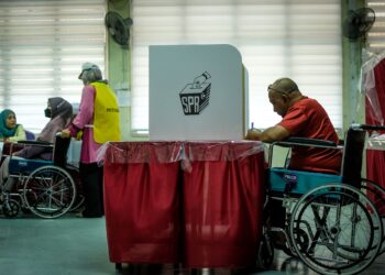 PROSES mengundi secara bersemuka memakan masa serta menggunakan banyak tenaga dan perbelanjaan. – UTUSAN/MUHAMAD IQBAL ROSLI