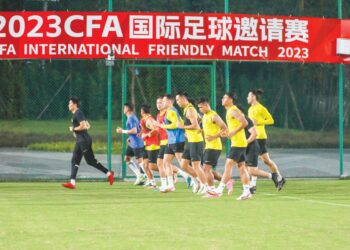 PEMAIN Harimau Malaya melakukan persiapan terakhir di Chengdu, China kelmarin menjelang pertemuan menentang tuan rumah, China dalam aksi persahabatan antarabangsa di Stadium Phoenix Hill, Chengdu malam ini. – IHSAN FAM