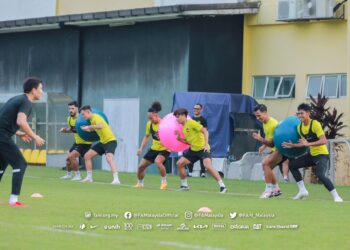 AKSI Matthew Davies (dua dari kanan) dan Shahrul Nazeem Zulpakar (tiga dari kiri) pada sesi latihan terakhir
skuad Harimau Malaya hari ini di Wisma Persatuan Bolasepak Malaysia sebelum berlepas ke Chengdu, China.
– IHSAN FAM