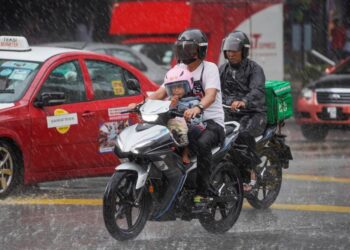 GELAGAT sebahagian warga kota ketika meredah hujan pada waktu tengahari semasa tinjauan musim hujan yang masih belarutan dalam bulan ini di persimpangan antara Jalan Tuanku Abdul Rahman dengan Jalan Dang Wangi di sini baru-baru ini. UTUSAN/ AMIR KHALID