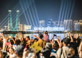 ORANG ramai berkumpul di sepanjang Sungai Qiantang baru-baru ini untuk menonton pertunjukan cahaya dan lampu menjelang upacara pembukaan Sukan Asia 2022 di Hangzhou, China malam ini. – AFP