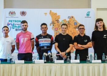 HARRIF Saleh (tiga, kiri) bersama barisan pelumba yang bakal beraksi dalam Le Tour de Langkawi 2023 pada sidang akhbar di Kuala Terengganu hari ini. - UTUSAN/AMIR KHALID