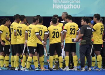 ARUL Selvaraj memberi kata-kata semangat kepada pemainnya selepas kekalahan kepada Korea Selatan di Hangzhou semalam. - IHSAN MHC