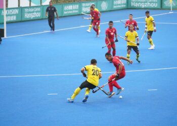 PEMAIN Hoki Malaysia Meor Muhamad Azuan Hasan cuba melepasi kawalan pemain Thailand pada aksi pertama Kumpulan B Sukan Asia Hangzhou, semalam.-IHSAN MOM