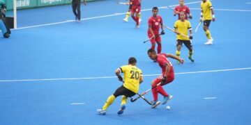 PEMAIN Hoki Malaysia Meor Muhamad Azuan Hasan cuba melepasi kawalan pemain Thailand pada aksi pertama Kumpulan B Sukan Asia Hangzhou, semalam.-IHSAN MOM