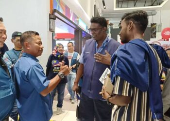 ZULKIFLI JAAFAR (dua dari kiri) melakukan 'walkabout' di Perling Mall, Johor Bahru.
