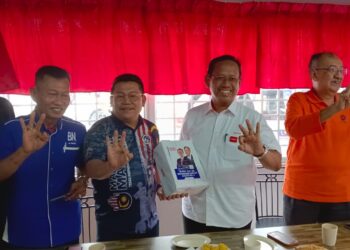SUHAIZAN KAYAT (tiga dari  kanan) menyerahkan 20,000 risalah kempen menggunakan logo BN kepada jentera UMNO di Restoran Abda, Johor Bahru.