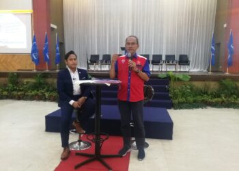 MD. JAIS SARDAY memberi penerangan tentang kerjasama BN-PH pada program Penerangan Isu Semasa: Anda Tanya Saya Jawab di Kompleks Tan Sri Mohamed Rahmat, Johor Bahru.