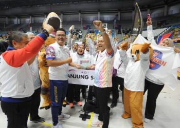 MOHD. HAIRI MAD SHAH (dua dari kiri)  menyampaikan cenderamata kepada Kontinjen Tanjung Surat yang mengambil bahagian dalam Sukan Bangsa Johor 2023 di Arena Larkin Johor Bahru.