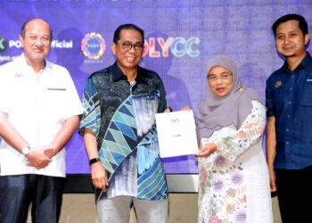 MOHAMED KHALED NORDIN menyampaikan watikah pelantikan kepada Asiah Md. Arif  pada Majlis Penyampaian Watikah Pelantikan Pengerusi Jawatankuasa Penasihat Kolej Komuniti Negeri Johor di Hotel Holiday Villa, Johor Bahru.