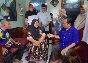 AHMAD MASLAN melawat seorang warga emas ketika mengadakan program Ziarah Kasih di Perling, Johor Bahru.