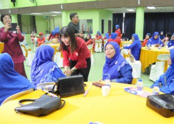 TEO NIE CHING (tengah) beramah mesra dengan jentera Wanita BN pada Majlis Himpunan Wanita Perpaduan Johor 2023 di Dewan Cerebral Palsy, Johor Bahru.