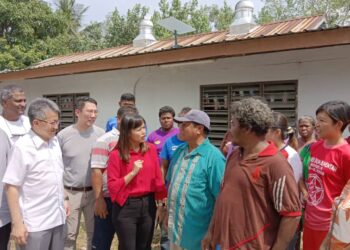 LIEW CHIN TONG  (dua  dari kiri) mengiringi Teo Nie Ching semasa melawat masyarakat Orang Asli di Kampung Tenom, Johor Bahru.