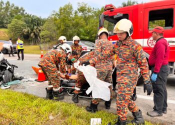 TIGA sahabat maut apabila Perodua Bezza dinaiki terlibat dalam kemalangan dengan dua kenderaan lain di Kilometer 50.1, Lebuhraya Senai-Desaru menghala ke Bandar Penawar, Kota Tinggi.