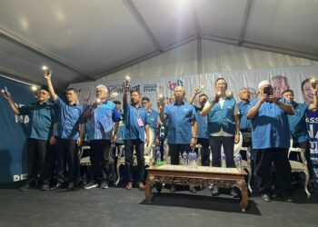 PEMIMPIN tertinggi PN bersama calon PRK Parlimen Pulai menyanyikan lagu PN pada Ceramah Perdana gabungan itu di Kempas, Johor Bahru.