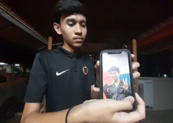 MOHAMAD HAKIM MD. NOR menunjukkan gambar Iqbal Faiz yang merupakan antara tiga yang maut dalam nahas di Kilometer 50, Lebuhraya Senai-Desaru.