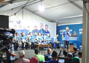 MOHAMED AZMIN ALI berucap di hadapan kira-kira 1,000 ahli dan penyokong pada Ceramah Perdana PN di Kempas, Johor Bahru.
