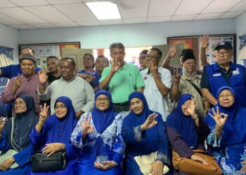 MOHAMAD HASAN (berdiri, tengah) bergambar bersama-sama jentera BN di PDM Permatang Kempas, Johor Bahru.