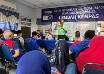 MOHAMAD HASAN berucap semasa bertemu dengan jentera parti di PDM Lembah Kempas, Johor Bahru.