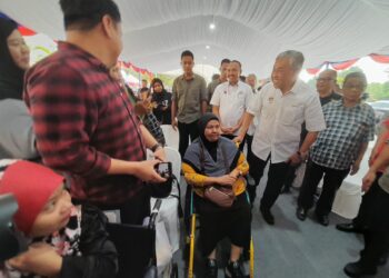 AHMAD ZAHID HAMIDI beramah mesra dengan penghuni Projek Perumahan Rakyat (PPR) Melana Indah Fasa 1, Johor Bahru.