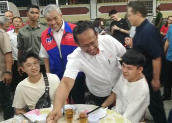 AHMAD ZAHID HAMIDI dan Suhaizan Kayat beramah mesra dengan kaum Cina pada Majlis Perjumpaan Bersama Pertubuhan Penganut Kuan Yin Taman Perling di Tokong Guan Yin, Perling, Johor Bahru.
