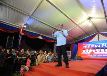 ANWAR IBRAHIM berucap pada Jelajah Madani Pulai di Taman Uda Utama, Johor Bahru.