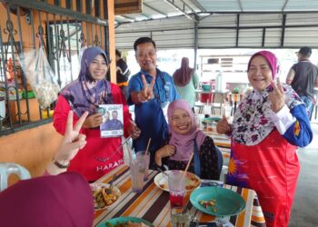 ZULKIFLI JAAFAR bertemu pengunjung sebuah kedai semasa melakukan 'walkabout' di Jalan Dataran 4, Taman Kempas, Johor Bahru.