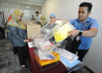 PETUGAS SPR membuat persiapan terakhir untuk proses pengundian awal esok di Bilik Gerakan SPR di Menara MBJB Johor Bahru.