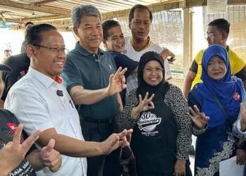 SUHAIZAN KAYAT (dua dari kiri) dan Mohamad Hasan bertemu penduduk setempat ketika mengadakan 'walkabout' di Taman Cempaka, Johor Bahru.