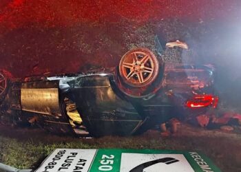 KEADAAN Mercedes-Benz dan motosikal yang terlibat dalam kemalangan maut yang mengorbankan seorang bayi berusia 45 hari dan penunggang motosikal di Kilometer 144.40, Lebuhraya Utara-Selatan, arah utara berhampiran Pagoh.