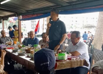 MOHAMAD HASAN berucap ketika mengadakan lawatan bersama calon PH, Suhaizan Kayat di Taman Cempaka, Johor Bahru.